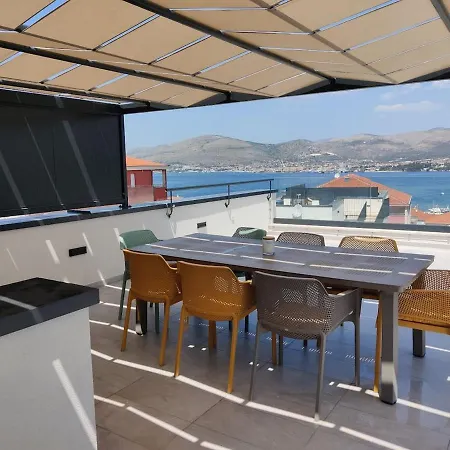 Ladan Apartment *