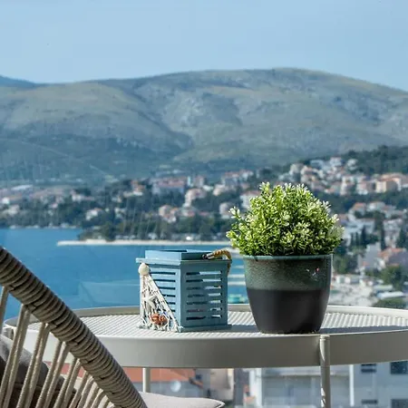 Ladan Apartment *